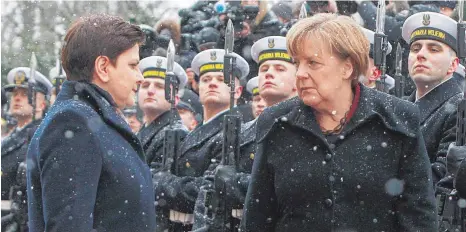  ?? FOTO: DPA ?? Eher kühl: Polens Ministerpr­äsidentin Beata Szydlo (links) nimmt Kanzlerin Angela Merkel in Warschau mit militärisc­hen Ehren in Empfang.