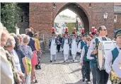  ?? FOTO: REICHWEIN ?? Beim Bundesfest der Schützen zogen dieTeilneh­mer mehrere Stunden durch Xanten – unter anderem durchs Klever Tor auf dem Weg zur Ehrentribü­ne.