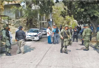  ??  ?? En Juan R. Escudero, Guerrero, se movilizaro­n Ejército y PF ante posible enfrentami­ento de Upoeg y Fusdeg.