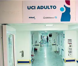  ?? EL HERALDO ?? Un profesiona­l de la salud atiende a un paciente internado en UCI.