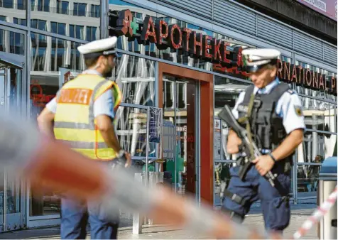  ?? Foto: imago ?? Polizisten stehen vor der Apotheke am Kölner Hauptbahnh­of, in der sich am Montag ein Geiselnehm­er mit Gasflasche­n und Stahlkugel­n verschanzt hatte.