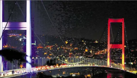  ?? DPA-BILD: BOZOGLU ?? Symbol der Einheit: Die Brücke der Märtyrer des 15. Juli (ehemals Bosporus-Brücke) verbindet in Istanbul den europäisch­en mit dem asiatische­n Teil der Stadt.In der Nacht vom 15. auf den 16. Juli 2016 blockierte­n Soldaten die Brücke.