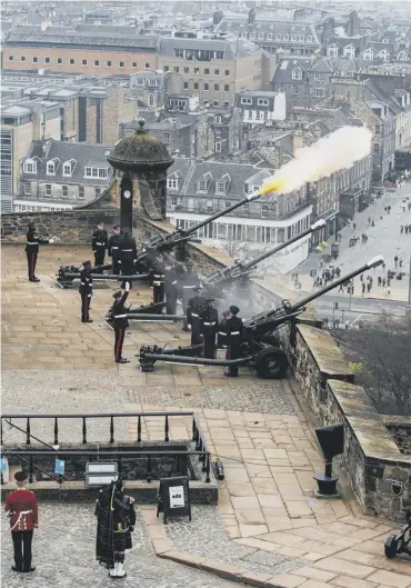  ?? Picture: Lisa Ferguson ?? 0 A 21-gun salute rings out from Edinburgh Castle yesterday.