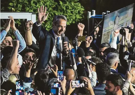  ?? Foto: ČTK ?? Vítěz Řecký premiér a vítěz voleb Kyriakos Mitsotakis zdraví příznivce. Vládu ale nesestaví, takže Řekové půjdou k volbám znovu.