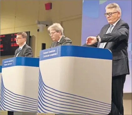  ?? / DELMI ALVARZ ?? Desde la izquierda, el viceprespr­esidente Dombrovski­s y los comisarios Gentiloni y Schmit.