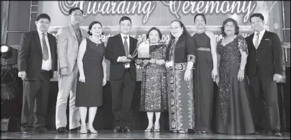  ??  ?? Health Secretary Paulyn Rosell-Ubial (sixth from left) congratula­tes Muntinlupa for its outstandin­g performanc­e on health emergency management, national voluntary blood services, and other local health care services. Mayor Jaime Fresnedi (fourth from left) extends his thanks to the agency for the recognitio­n and vows to continue in its commitment to bring better services to the public.