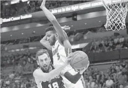  ?? MICHAEL LAUGHLIN/SUN SENTINEL ?? The Heat’s Derrick Jones Jr., right, guards the Spurs’ Marco Belinelli during the first half.