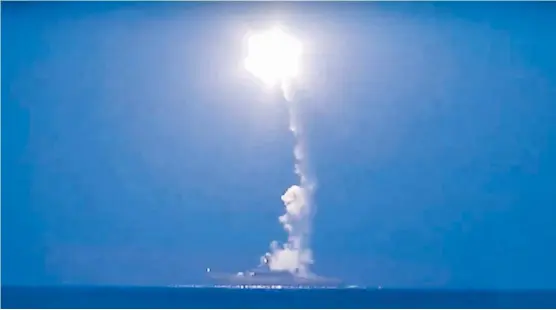  ??  ?? Moscú difundió un video del lanzamient­o de misiles KalibrNK desde el mar Caspio.