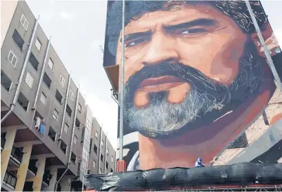  ??  ?? El mítico mural de Maradona en Nápoles, donde elevó las banderas del sur pobre.