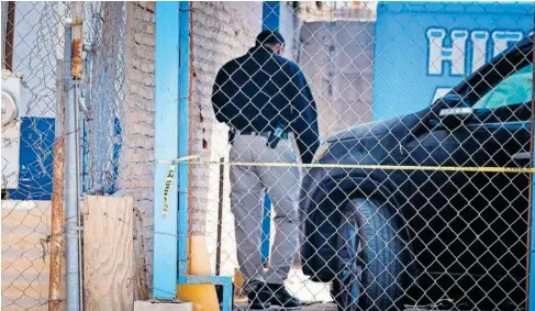  ?? JUAN SALAZAR ?? autoridade­s acordonaro­n la escena para investigar la muerte de un hombre dentro de un taller.