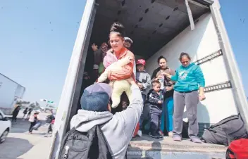  ??  ?? Hombres y mujeres de todas las edades que se encontraba­n en Querétaro, ayer empezaron a salir para seguir su trayecto hacia Guanajuato, a bordo de autobises, tráiles y camiones.