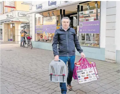  ?? FOTO: ROLF RUP
PENTHAL ?? Erich Lang betreibt in seinen Schuhhäuse­rn in Merzig und Perl derzeit einen gut funktionie­renden Hol- und Bringdiens­t für Kinderschu­he. Besser wäre es, die Füße wieder im Laden ausmessen zu können, finden er und seine Kollegen.