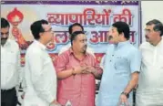  ?? VIPIN KUMAR/HT ?? Delhi Congress chief Ajay Maken (left) and city BJP president Manoj Tiwari (right) with CAIT’S Praveen Khandelwal.