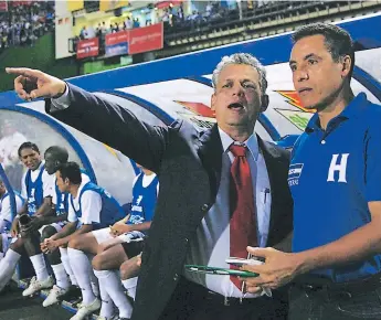 ??  ?? COLOMBIANO­S. Reinaldo Rueda no duda en que su compatriot­a Alexis Mendoza puede triunfar en la Selección de Honduras.