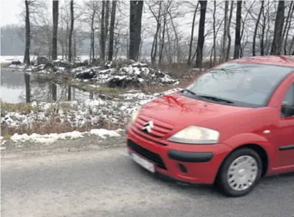  ??  ?? Trasa istočne zaobilazni­ce prolazit će i kroz spomen-šumu Lug