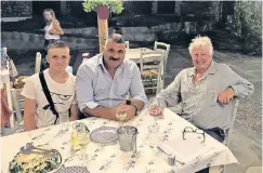  ??  ?? i Yamas! Johnson with Michalis Mitzikos, governor of South Pelion, and his son Leander