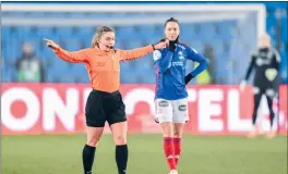  ?? ?? ANULLERT: Karoline Marie Jensen annulerer utlignings­målet til Vålerenga på overtid etter å ha sett på VAR-bildene. Foto: Annika Byrde / NTB