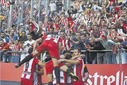  ?? JORDI COTRINA ?? El Girona fue la revelación en la temporada de su debut en Primera División y la comunión entre el equipo y la afición fue una de las claves del conjunto de Machín, que ahora dirige Eusebio Sacristán //