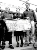  ??  ?? FAMILIARES. Parientes de las víctimas acudieron a la cita con las autoridade­s.