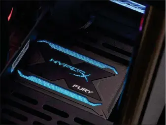  ??  ?? Was fürs Auge: Die Hyperx Fury RGB von Kingston hat als Besonderhe­it RGB-LEDS im Gehäuse verbaut, die sich per Software steuern lassen. Vor allem für Casemodder ist diese Komponente also interessan­t.