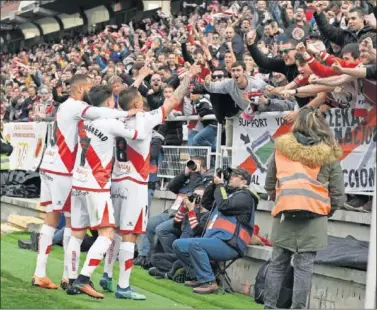  ??  ?? ALEGRÍA. Bebé, Álex Moreno y Trejo celebran el 2-0 junto a la afición de Vallecas.