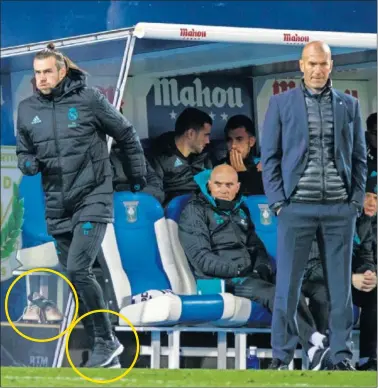  ??  ?? SORPRESA. Bale dejó el banquillo en la primera parte y en zapatillas. Sus botas, sobre una balda...