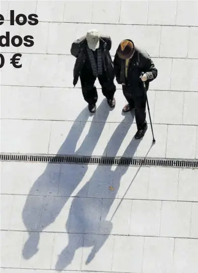  ??  ?? MEDITERRÁN­EO
Dos jubilados caminan por una calle. La pensión media de los que se retiran ha aumentado un 7% en Castellón. ((