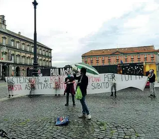  ?? (foto al lato). ?? Sotto la pioggia Sopra i lavoratori dello spettacolo ieri hanno chiesto misure urgenti per una categoria rimasta senza reddito Un protesta inscenata con gli attivisti sociali
Insieme hanno chiesto un intervento del prefetto presso il governo per chiedere aiuti alle fasce deboli