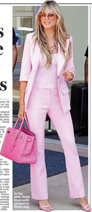  ?? ?? In the pink: Heidi Klum with an Ostrich Birkin bag