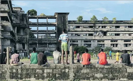  ?? ALFONS RODRÍGUEZ ?? De ‘orgullo de África’ a símbolo de la pobreza Abandonado hace medio siglo, 700 familias ocupan hoy cada rincón del edificio