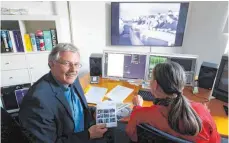  ?? FOTO: KAYA ?? Die Mühe hat sich gelohnt: Günter Merkle (links) und seine Mitarbeite­rin Kerstin Kastner haben an „Ulmer Dramaturgi­en“mitgewirkt.