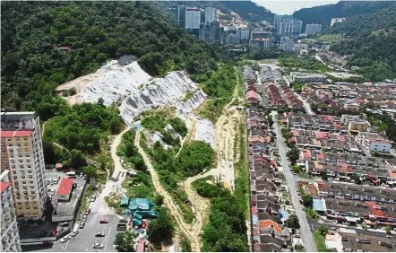  ??  ?? Put on hold: A view of the site for the developmen­t of four apartment buildings in Paya Terubong, Air Itam.