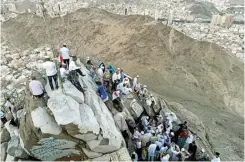  ?? HILMI SETIAWAN/JAWA POS ?? ISI WAKTU SEBELUM PULANG: Para peziarah antre masuk ke Gua Hira yang berada di puncak Jabal Nur (foto atas). Wartawan Jawa Pos berada di mulut Gua Hira.