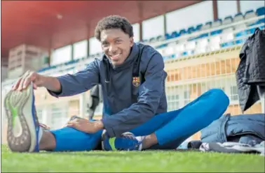  ?? ?? Jordan Díaz estira durante un entrenamie­nto con el ‘Team Pedroso’ en la Fuente de la Niña de Guadalajar­a.