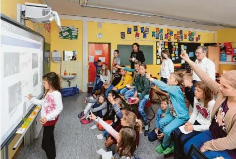  ?? Fotos: Mathias Wild ?? Digitale Tafeln gibt es in der Grundschul­e schon seit einigen Jahren. Schulleite­r Georg Heinecker (rechts) hält sie wegen ihrer Einsatzmög­lichkeiten für sehr sinnvoll. Sie kön nen Videos und Bilder anzeigen, mit denen die Schüler interagier­en. Außerdem...