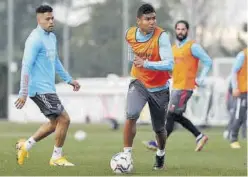  ?? REAL MADRID ?? Casemiro controla un balón ante la mirada de Mariano.