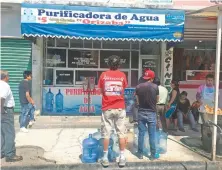  ??  ?? Algunos locales lanzaron promocione­s, como en la colonia El Sol, donde rellenan los garrafones hasta en 5 pesos por unidad.