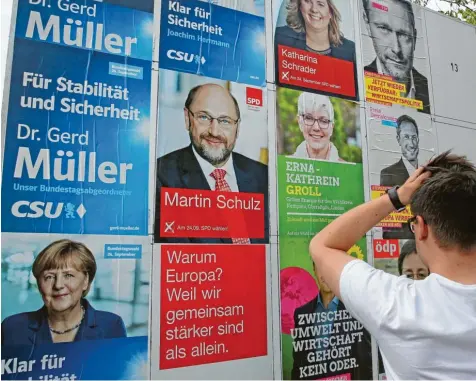  ?? Foto: Matthias Becker ?? Wahlplakat­e helfen wohl den wenigsten, um ihre Wahlentsch­eidung zu fällen. Doch was steckt hinter den Politik Phrasen? K!ar.Text hat bei den Jugendorga­nisationen der Parteien unter anderem nachgefrag­t, wie sie die Slogans ihrer Partei verstehen.