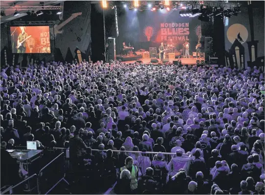  ?? FOTO. KNUT HEGGENES ?? FULLPAKKET: Hvert år er det fullpakket og rundt 7.500 mennesker i Hovigs Hangar på lørdagen under festivalen. I år kan du oppleve bluesfesti­valen som student. Her er gitarkomet­en Quinn Sullivan på scenen under fjorårets festival.