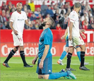  ??  ?? NUEVA DECEPCIÓN. La imagen de Benzema representa la cara triste del Madrid en esta Liga.