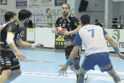  ?? JOSÉ SALDAÑA ?? Juan Castro controla el balón ante el Granollers.