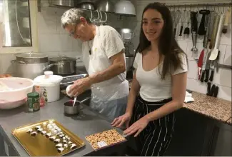  ?? (Photos Cl. C.) ?? Serge Noël et Marie Grammatico ont créé ensemble le gâteau dans l’atelier du pâtissier.