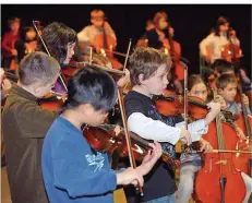  ?? FOTO: IRIS MAURER ?? „Die Kleinen Streicher“an der Ordensguts­chule gehörten zu den ersten Grundschul-Projekten. Sie feiern dieses Jahr ihr Zehnjährig­es.