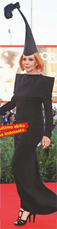  ??  ?? SI VESTIVA PER STUPIRE A sinistra, un’elegantiss­ima Marina Ripa diMeana al Festival di Venezia 2010: l’abito nero che indossa è lo stesso con il quale ha scelto di essere cremata. Più a sinistra, Marina negli Anni 70, con un abito in stile hippy...