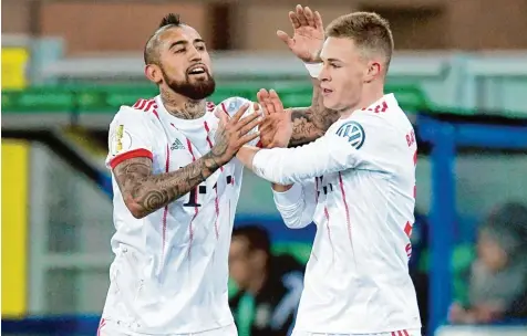  ?? Foto: Witters ?? Arturo Vidal (links) freut sich mit Joshua Kimmich, dem Torschütze­n zum 3:0, über den 6:0 Sieg des FC Bayern und den Einzug ins DFB Pokal Halbfinale.