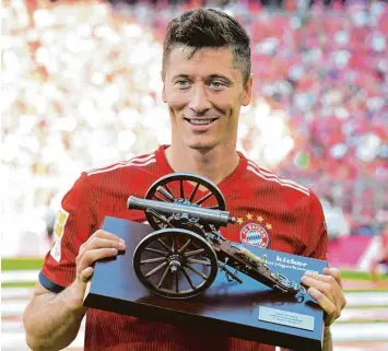  ?? Foto: Christof Stache, afp ?? Wiederkehr­endes Motiv: Stürmer mit Kanone. Bereits drei Mal nahm Robert Lewandowsk­i die Auszeichnu­ng für den erfolgreic­hs ten Torschütze­n einer Saison entgegen. Gut möglich, dass ein viertes Mal folgt.