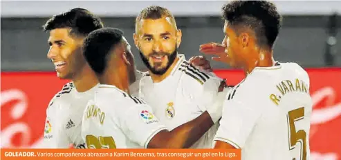  ?? REUTERS/SUSANA VERA ?? GOLEADOR. Varios compañeros abrazan a Karim Benzema, tras conseguir un gol en la Liga.