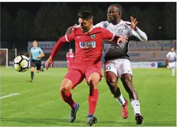  ?? FOTO: IMAGO ?? Der Elversberg­er Kevin Koffi (rechts, hier im Zweikampf mit dem Wormser Ugurtan Kizilyar) vergab eine Reihe von Chancen zum möglichen Auswärtssi­eg. So verlor die SVE überrasche­nd mit 0:1.