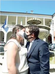  ??  ?? Oggi sposi
Cecilia e Giuseppe, un lungo bacio dopo il tanto atteso sì