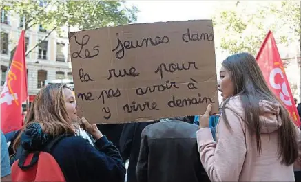  ??  ?? Des jeunes manifesten­t contre la réforme du Code du travail d’Emmanuel Macron, le 21 septembre à Lyon.